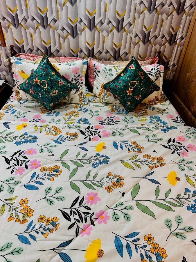 Houseboat New Retreat Group Bed and Breakfast Srīnagar Exterior foto
