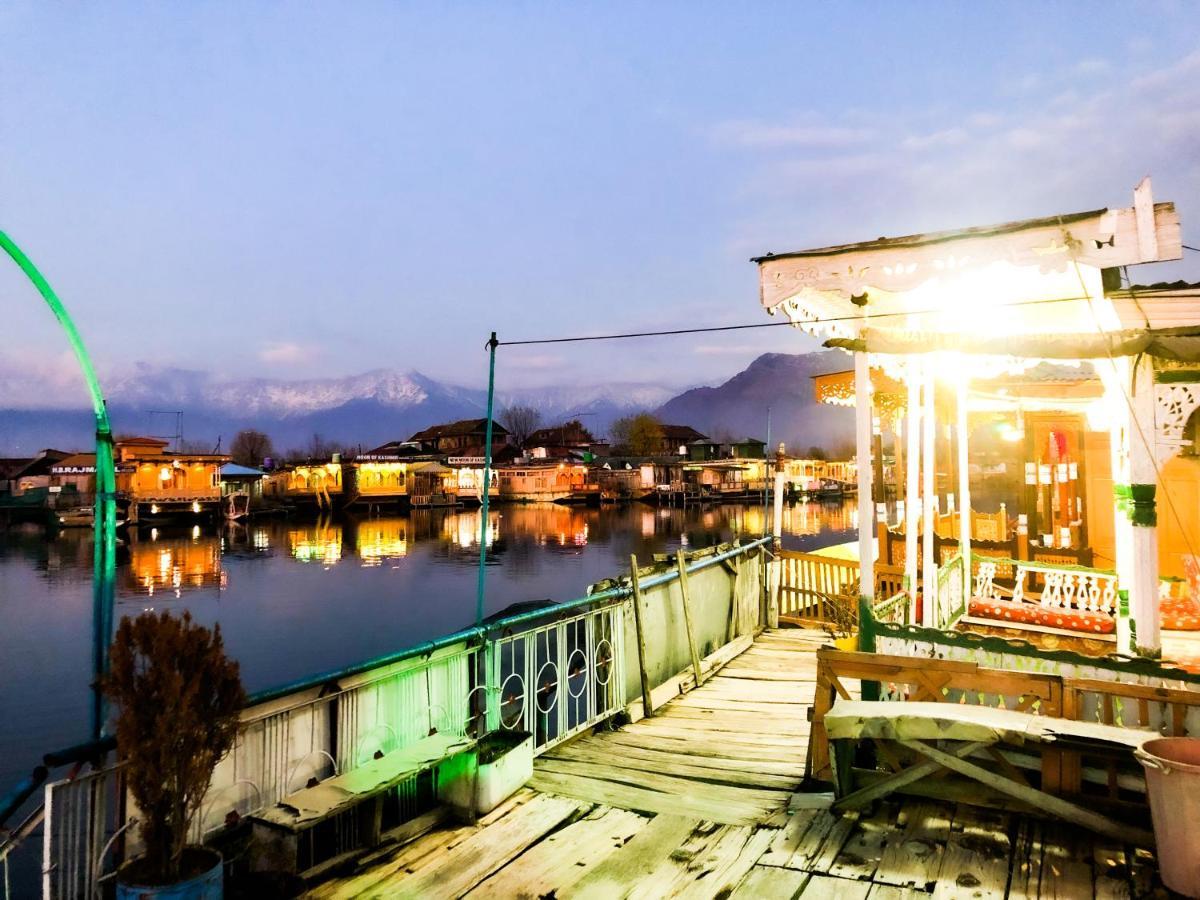 Houseboat New Retreat Group Bed and Breakfast Srīnagar Exterior foto
